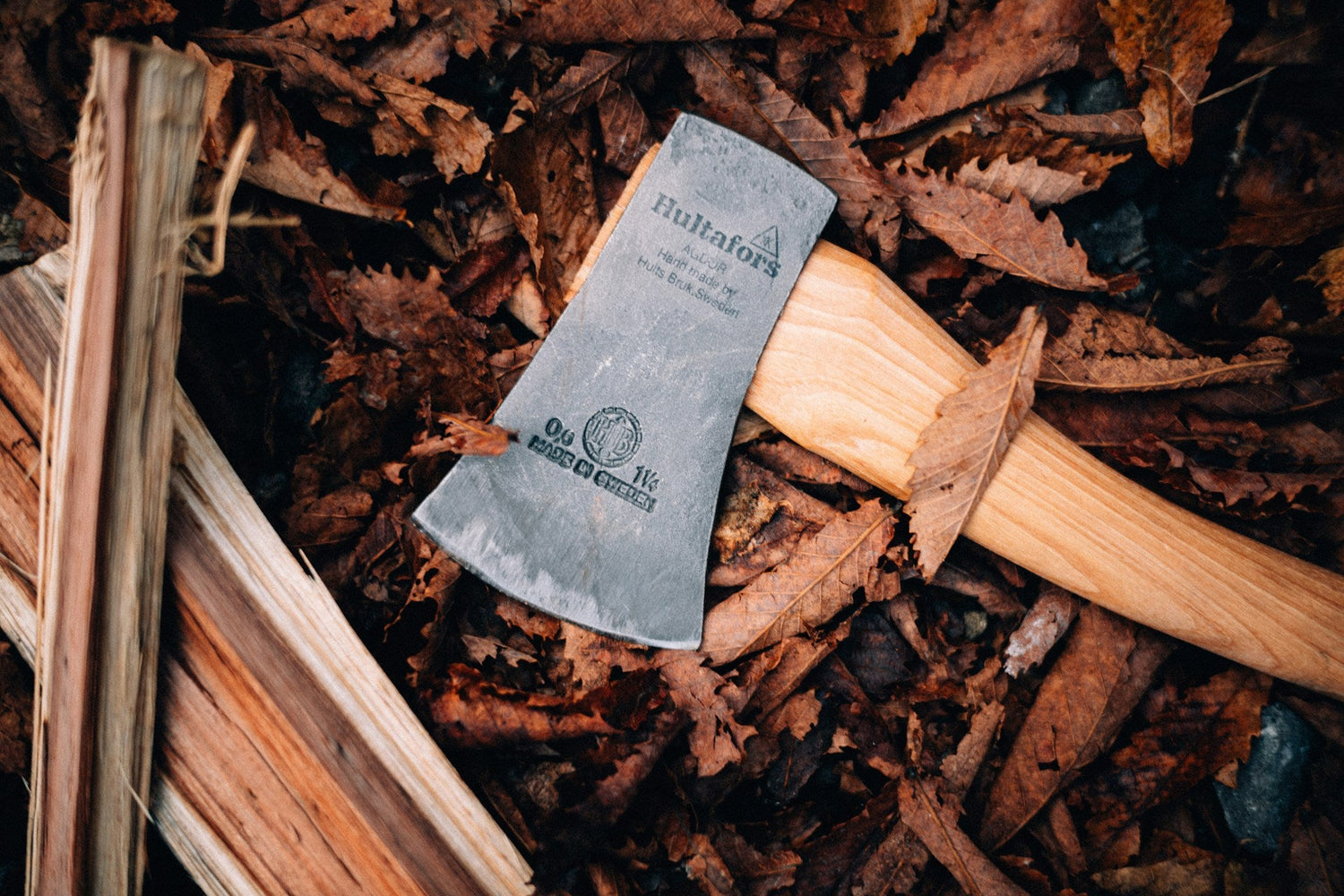Durable-camping-axe-for-chopping-wood-and-splitting-logs-ideal-for-outdoor-adventures