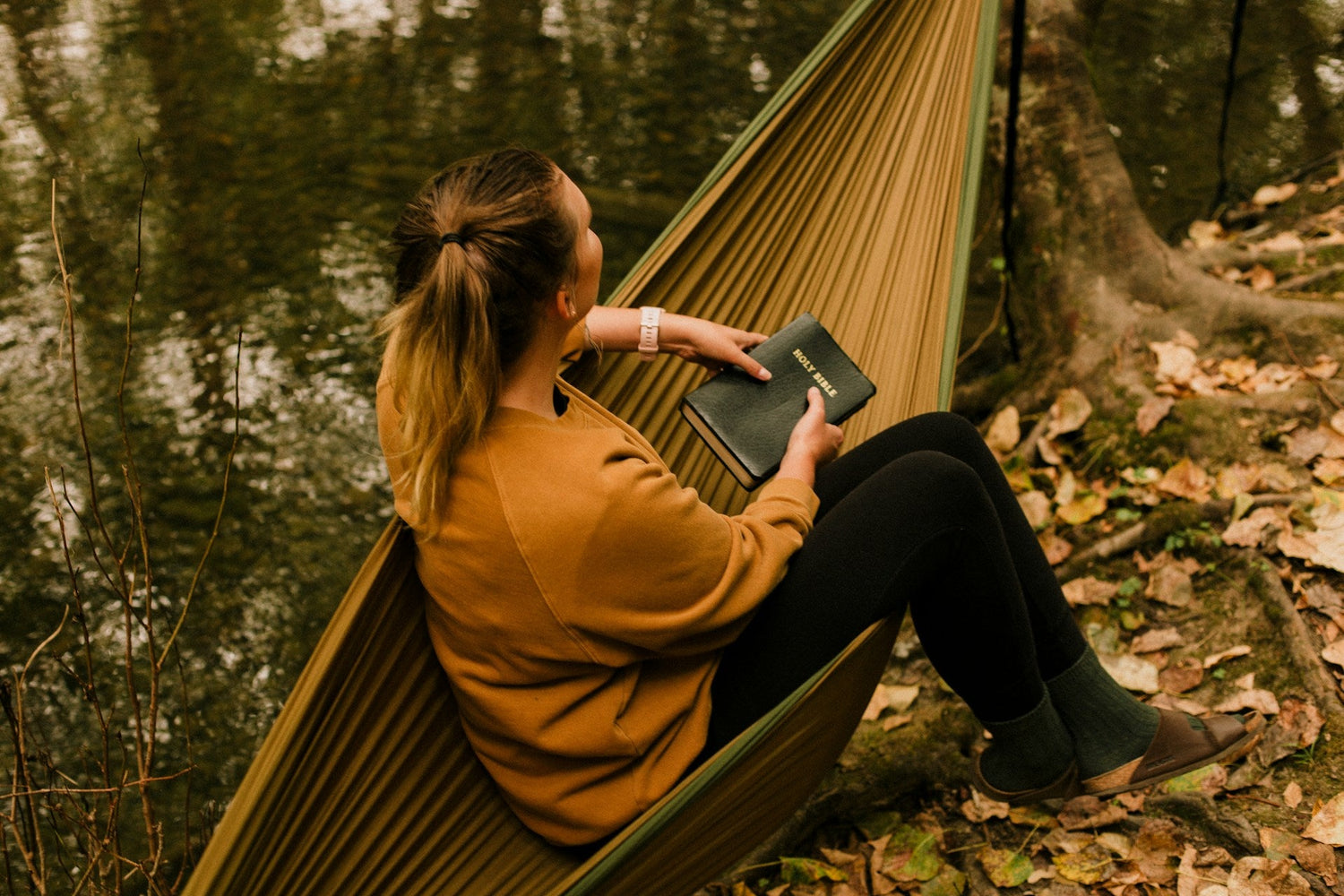 Comfortable-hammocks-for-camping-hiking-and-outdoor-relaxation-designed-for-easy-setup-and-durability