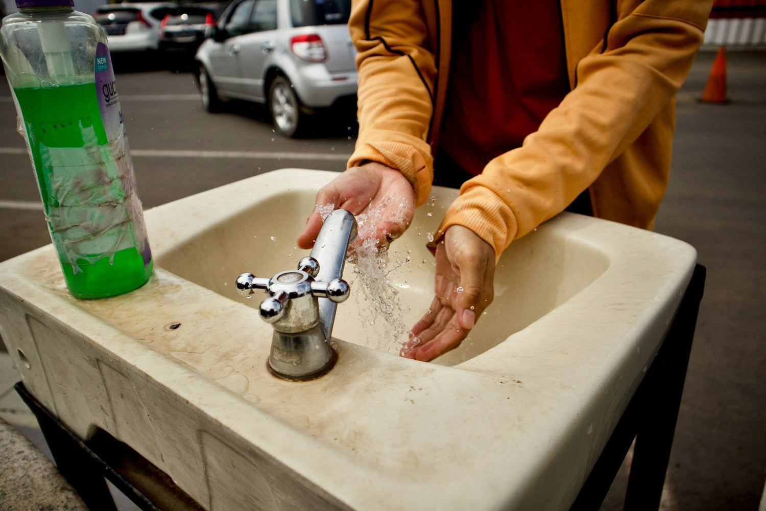 Lightweight-portable-camping-sink-for-washing-hands-dishes-and-gear-during-outdoor-adventures